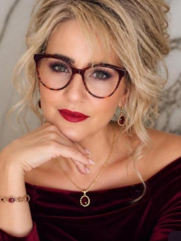 Elis Fernandes - Hair Stylist e Especialista em Beleza